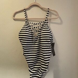 Black and White Cut Out Sleeveless bathing suit